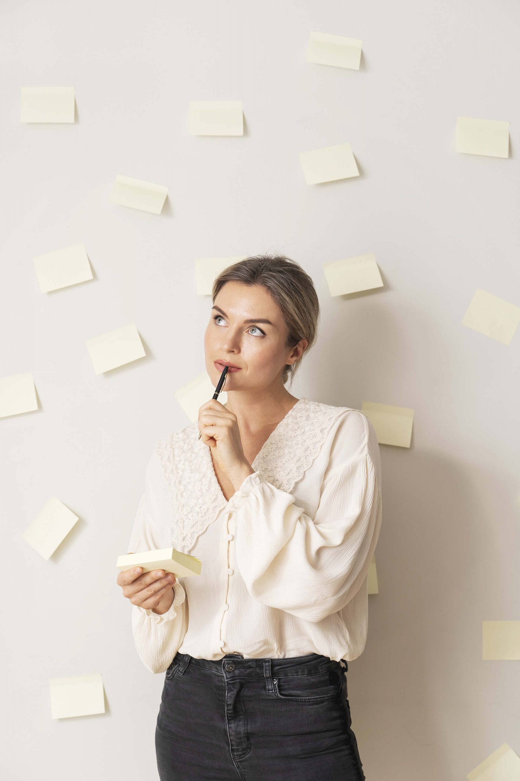 femme qui réfléchie sur l'efficacité d'un personal branding 