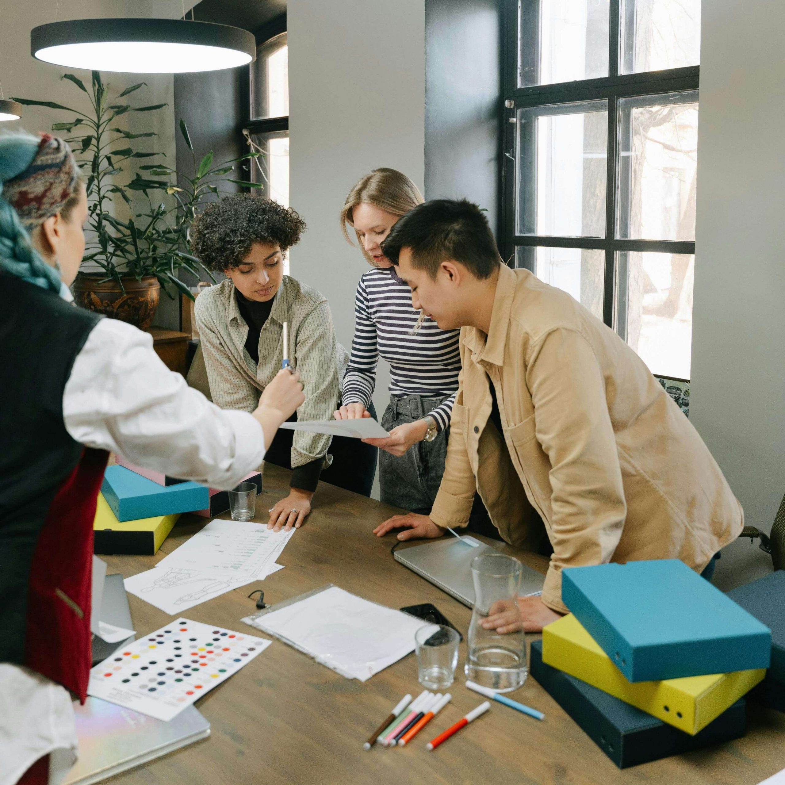 4 personnes qui travaillent ensemble pour leur chartes graphique 